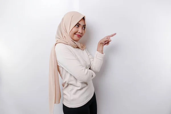 Young Asian Muslim Woman Smiling While Pointing Copy Space Her — ストック写真