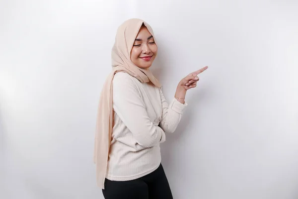 Young Asian Muslim Woman Smiling While Pointing Copy Space Her — Foto de Stock