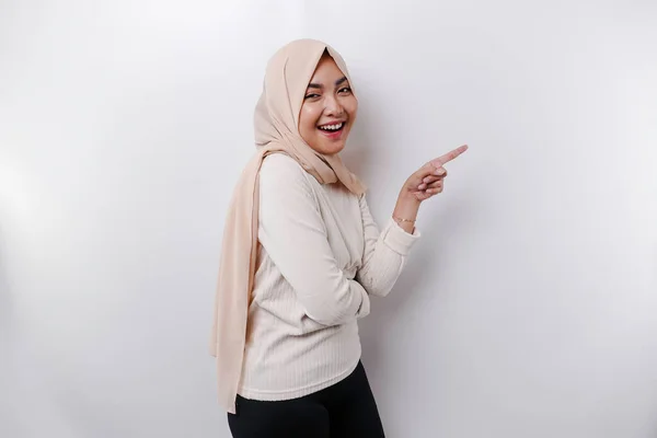 Young Asian Muslim Woman Smiling While Pointing Copy Space Her — 图库照片