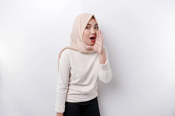Молодая Красивая Азиатская Мусульманка Платке Кричащая Громко Кричащая Рукой Губах — стоковое фото