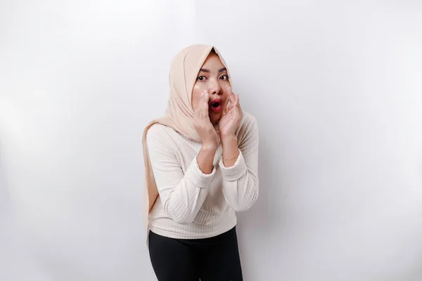 Wanita Muda Muslim Asia Yang Cantik Mengenakan Syal Berteriak Dan — Stok Foto