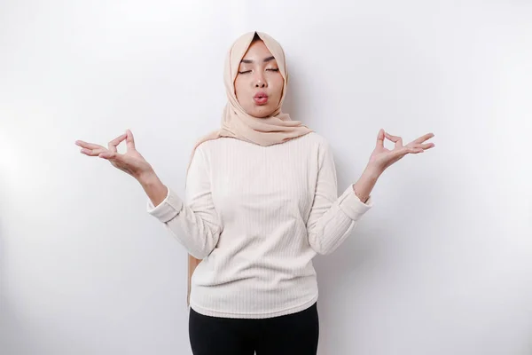 Азиатская Мусульманка Практикующая Йогу Медитирующая Позирует Закрытыми Глазами Изолированными Белым — стоковое фото