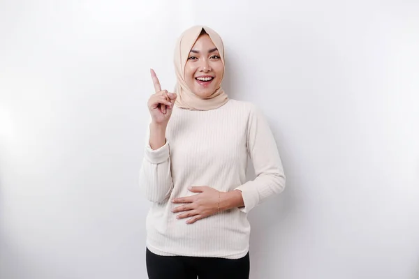 Mulher Muçulmana Asiática Faminta Vestindo Lenço Cabeça Apontando Para Espaço — Fotografia de Stock