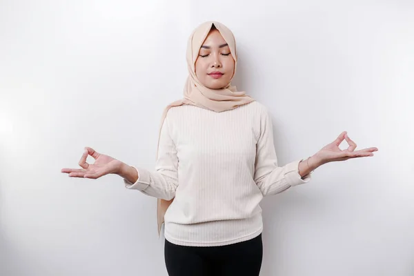 亚洲穆斯林妇女练习瑜伽和冥想时 紧闭双眼 与白色背景隔离 — 图库照片