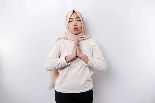 亚洲穆斯林妇女练习瑜伽和冥想时 紧闭双眼 与白色背景隔离 — 图库照片