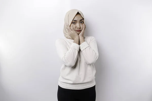 Retrato Una Linda Mujer Musulmana Asiática Con Pañuelo Cabeza Sintiéndose —  Fotos de Stock