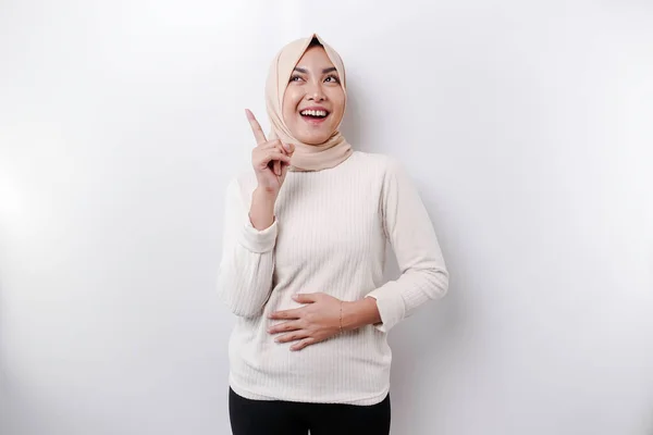 Głodująca Azjatycka Muzułmanka Nosząca Chustę Głowie Wskazująca Przestrzeń Nad Nią — Zdjęcie stockowe