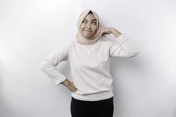 Przemyślana Młoda Muzułmanka Azji Nosząca Chustę Głowie Odizolowana Białym Tle — Zdjęcie stockowe