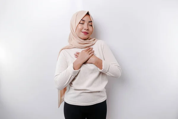 Happy Mindful Bersyukur Wanita Muda Muslim Asia Dengan Tangannya Dadanya — Stok Foto
