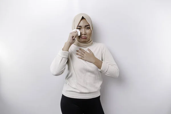 Nieszczęśliwa Azjatycka Muzułmanka Chustce Wyciera Łzy Rozpaczy Czując Się Przygnębiona — Zdjęcie stockowe