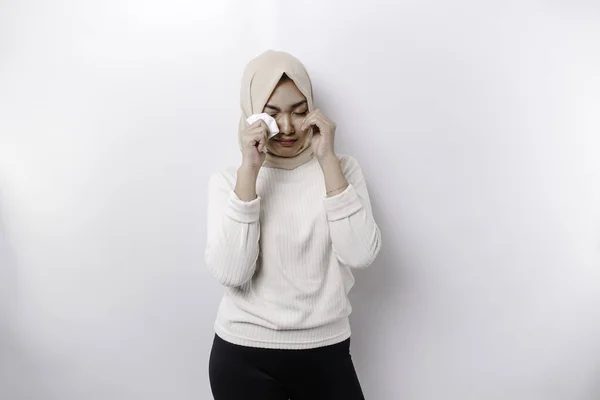Seorang Wanita Muslim Asia Yang Tidak Bahagia Mengenakan Jilbab Menyeka — Stok Foto