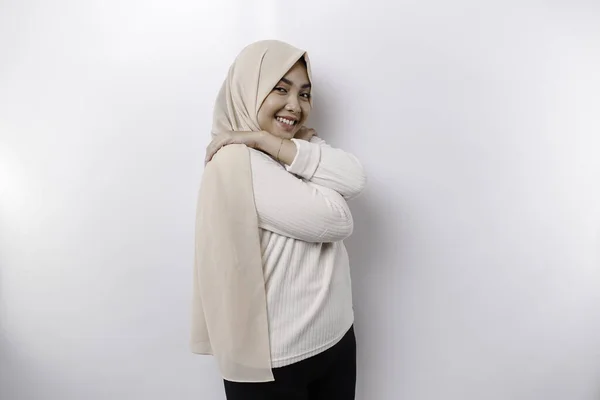 Молодая Красивая Азиатская Мусульманка Платке Белом Фоне Обнимает Себя Счастливой — стоковое фото