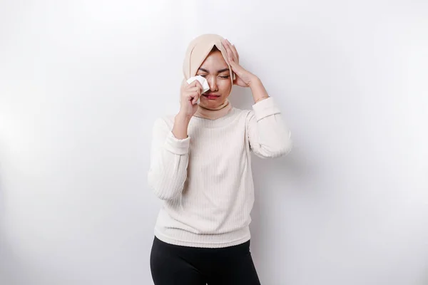 Seorang Wanita Muslim Asia Yang Tidak Bahagia Mengenakan Jilbab Menyeka — Stok Foto