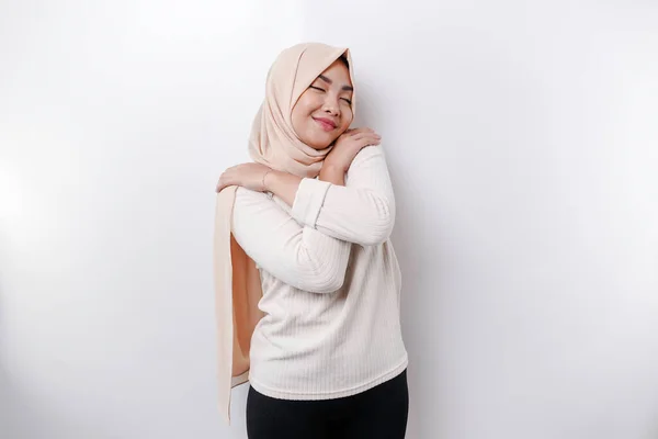 Beyaz Arka Planda Başörtüsü Takan Güzel Asyalı Müslüman Kadın Mutlu — Stok fotoğraf