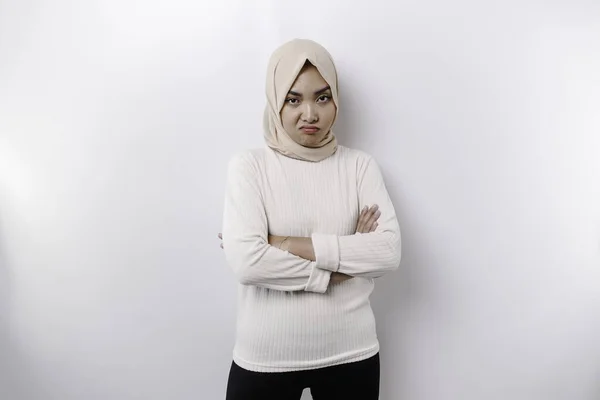 白い背景によって隔離されたスカーフを身に着けているアジア系ムスリム女性の肖像画は落ち込んで見える — ストック写真