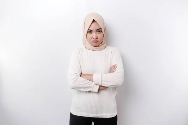 Portret Azjatyckiej Muzułmanki Noszącej Chustę Odizolowaną Białym Tłem Wygląda Przygnębiony — Zdjęcie stockowe