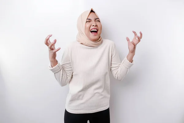 Portret Azjatyckiej Muzułmanki Noszącej Chustę Odizolowaną Białym Tłem Wygląda Przygnębiony — Zdjęcie stockowe