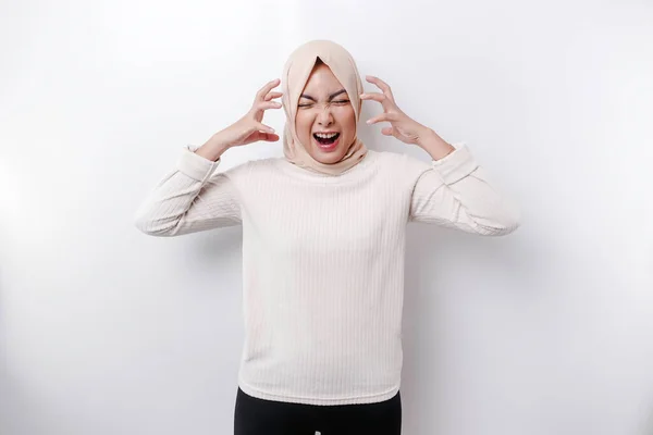 Ein Porträt Einer Asiatischen Muslimin Mit Kopftuch Vor Weißem Hintergrund — Stockfoto