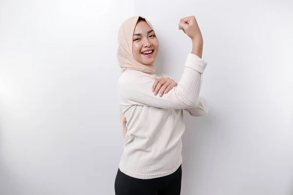 Podekscytowana Muzułmanka Azji Nosząca Chustę Głowie Wykazująca Się Silnym Gestem — Zdjęcie stockowe