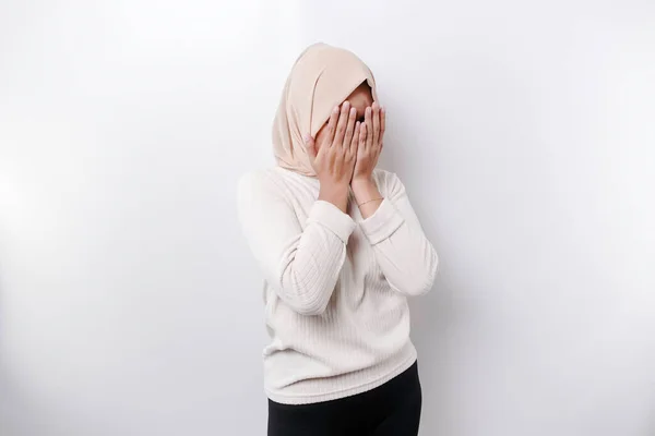 Junge Asiatische Muslimin Isoliert Auf Weißem Hintergrund Sieht Deprimiert Aus — Stockfoto