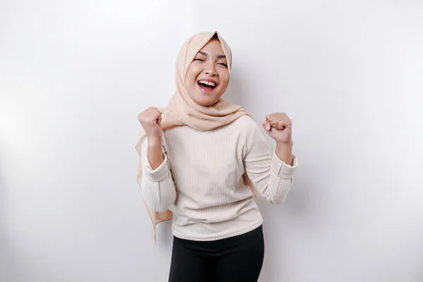 Mutlu Bir Ifadeyle Genç Bir Asyalı Müslüman Kadın Beyaz Arka — Stok fotoğraf