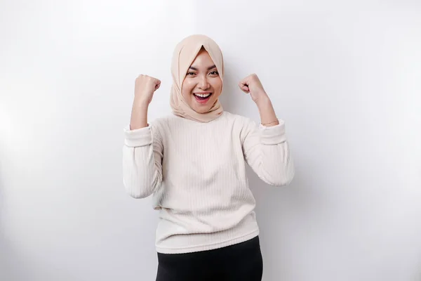 Μια Νεαρή Ασιάτισσα Μουσουλμάνα Μια Χαρούμενη Πετυχημένη Έκφραση Φορώντας Μια — Φωτογραφία Αρχείου