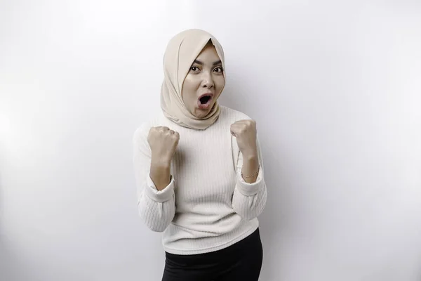 一位年轻的亚洲穆斯林妇女 有快乐而成功的表情 头戴头巾 与白人背景隔离 — 图库照片