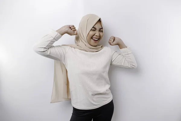白い背景に孤立したヒジャーブを身に着けて幸せな表情を持つ若いアジア系ムスリム女性 — ストック写真