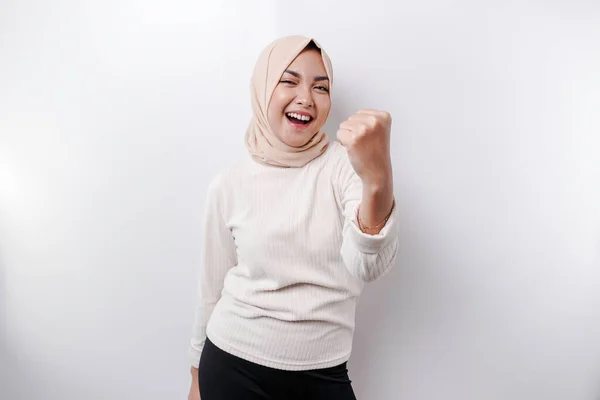 白い背景に孤立したヒジャーブを身に着けて幸せな表情を持つ若いアジア系ムスリム女性 — ストック写真