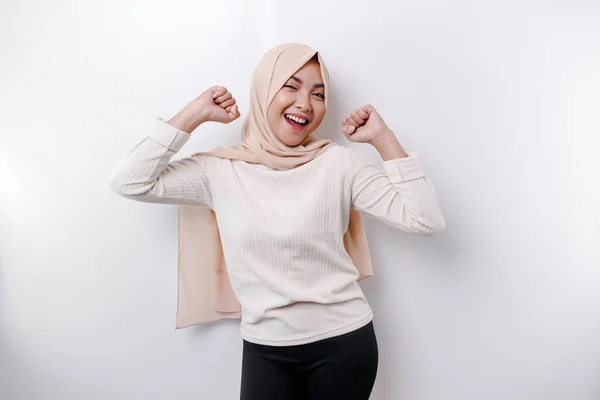 Eine Junge Asiatische Muslimin Mit Einem Glücklichen Erfolgreichen Gesichtsausdruck Trägt — Stockfoto
