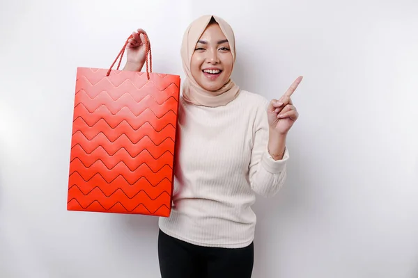 Uma Mulher Muçulmana Asiática Feliz Animado Segurando Saco Compras Apontando — Fotografia de Stock