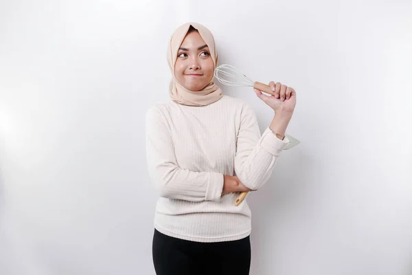Podekscytowana Muzułmanka Azjatycka Nosząca Chustę Trzymająca Naczynia Kuchenne Uśmiechnięta Odizolowana — Zdjęcie stockowe