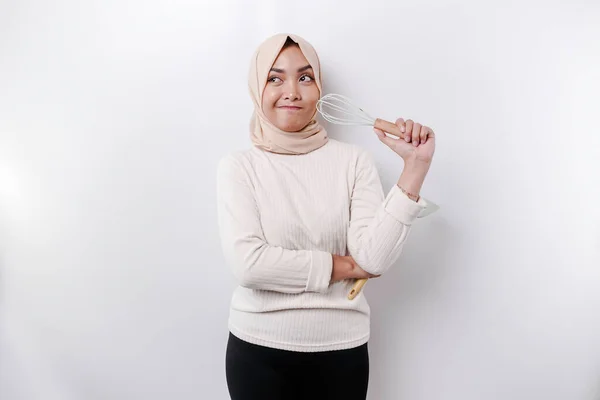 Захоплена Азіатська Мусульманка Одягнена Хустку Тримає Кухонне Програмне Забезпечення Посміхається — стокове фото