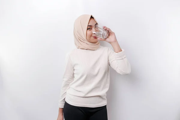 Wanita Muslim Asia Yang Ceria Mengenakan Jilbab Minum Segelas Air — Stok Foto