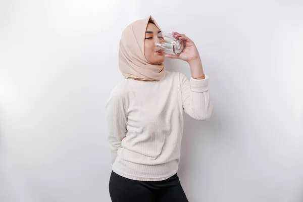 Mulher Muçulmana Asiática Alegre Usando Lenço Cabeça Está Bebendo Copo — Fotografia de Stock