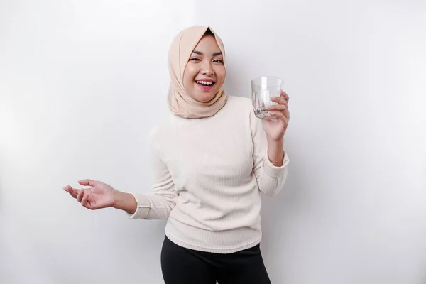 Радостная Азиатская Мусульманка Платке Пьет Стакан Воды Изолированный Белом Фоне — стоковое фото