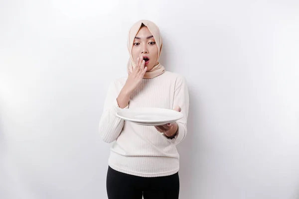 Şok Olmuş Asyalı Müslüman Bir Kadın Oruç Tutuyor Ağzı Açık — Stok fotoğraf