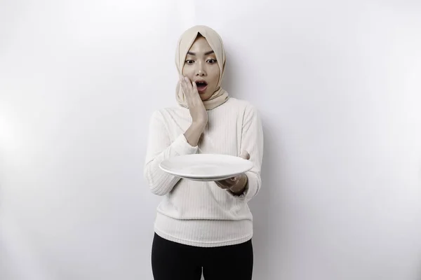 Seorang Wanita Muslim Asia Yang Terkejut Berpuasa Dan Lapar Dan — Stok Foto