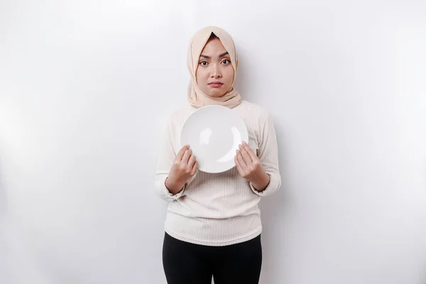 Seorang Wanita Muslim Asia Berpuasa Dan Lapar Dan Memegang Piring — Stok Foto
