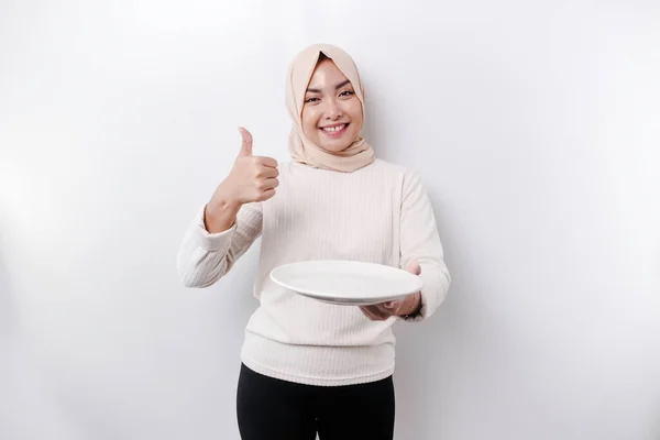Leende Asiatisk Muslimsk Kvinna Fastande Och Hungrig Och Håller Och — Stockfoto