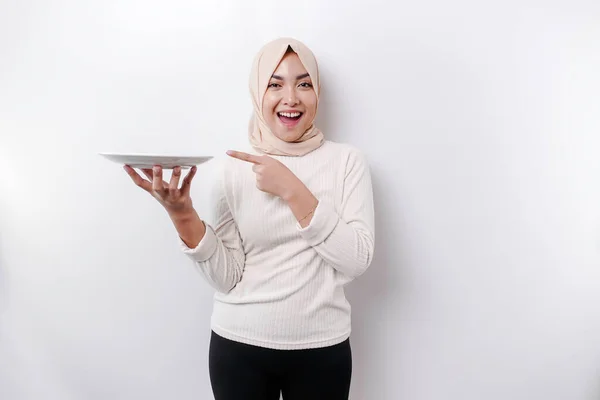 Seorang Wanita Muslim Asia Tersenyum Berpuasa Dan Lapar Dan Memegang — Stok Foto