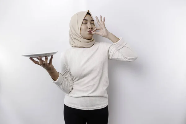 Gülümseyen Asyalı Müslüman Bir Kadın Oruç Tutuyor Bir Tabağı Işaret — Stok fotoğraf