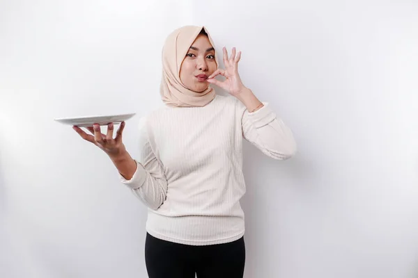 Seorang Wanita Muslim Asia Tersenyum Berpuasa Dan Lapar Dan Memegang — Stok Foto