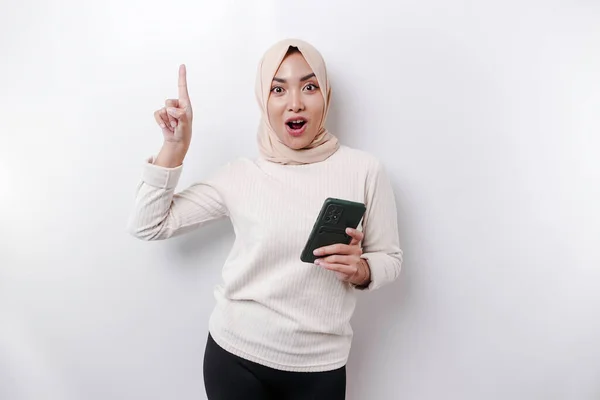 Shocked Asian Muslim Woman Wearing Hijab Pointing Copy Space Top — Zdjęcie stockowe