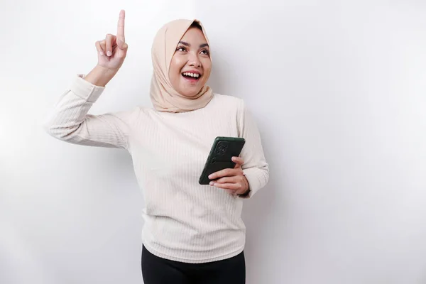 Emocionada Mujer Asiática Con Hijab Apuntando Espacio Copia Encima Ella — Foto de Stock