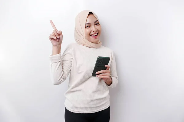 Emocionada Mujer Asiática Con Hijab Apuntando Espacio Copia Encima Ella —  Fotos de Stock