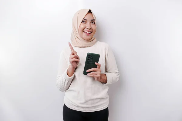 Wanita Asia Yang Bersemangat Mengenakan Jilbab Yang Menunjuk Ruang Fotokopi — Stok Foto