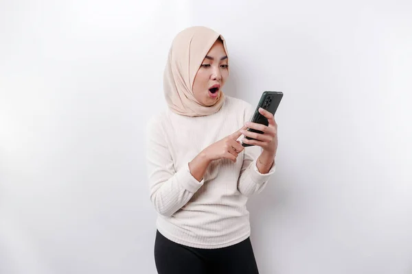 Zszokowana Azjatka Chustce Trzymająca Telefon Odizolowana Białym Tłem — Zdjęcie stockowe