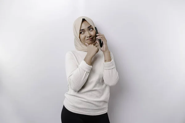 Thoughtful Young Asian Muslim Woman Wearing Hijab Holding Her Chin — Stok fotoğraf
