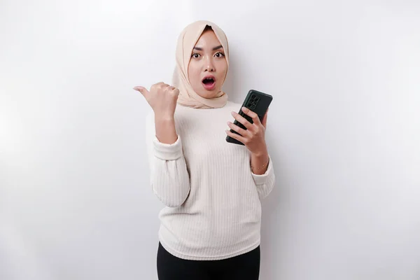 Shocked Asian Muslim Woman Wearing Hijab Pointing Copy Space Her — Stok fotoğraf